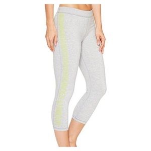UNDER ARMOR WOMEN’S GRAPHIC CAPRIS